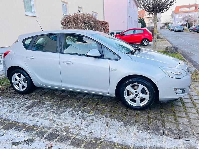Używany Opel Astra 115 KM (84 kW) 2010 Szary Hatchback
