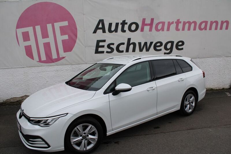 Weiß Gebraucht 2023 VW Golf VIII Life Kombi | 26.840 € (Fairer Preis) - Bild 1/4