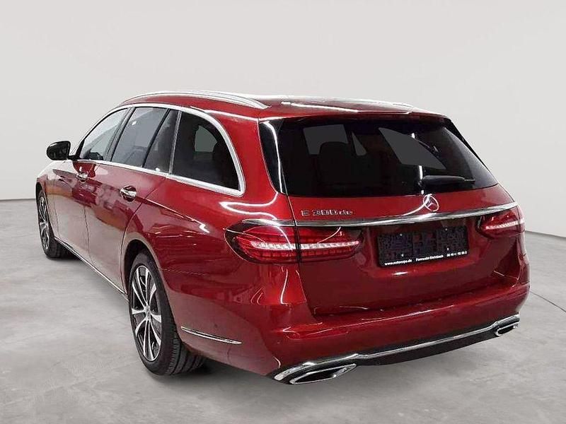 Gebraucht Mercedes E300 194 PS (142 kW) 2022 Rot Limousine