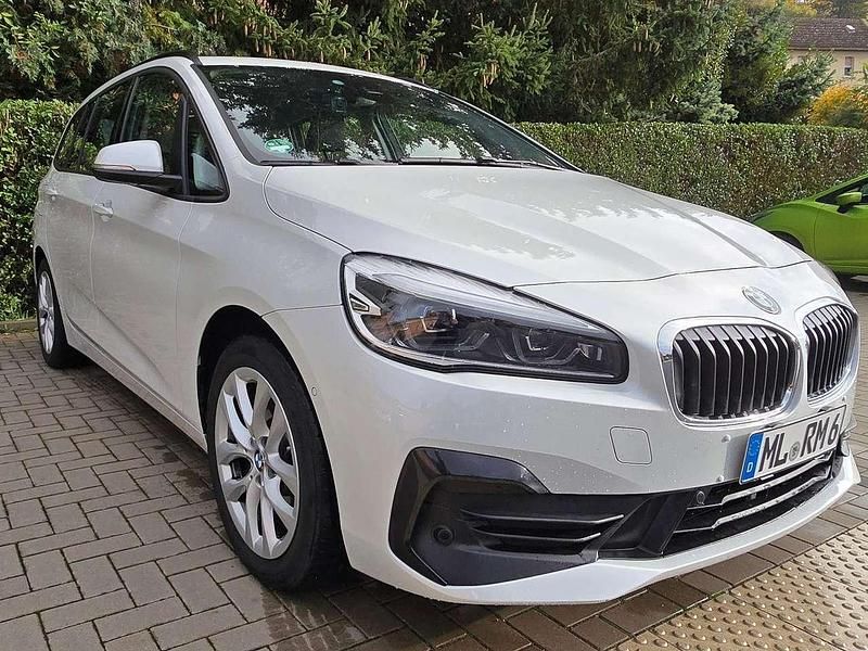 Weiß Gebraucht 2022 BMW 218 Gran Tourer Comfort Edition Van / Kleinbus | 29.790 € - Bild 1/4