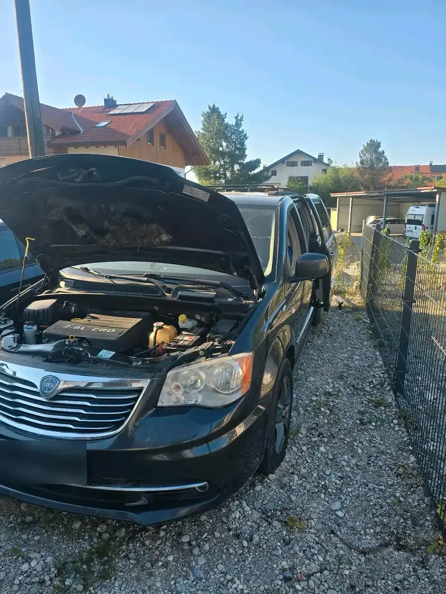 Gebraucht Lancia Voyager Gold 163 PS (119 kW) 2012 Grau Van / Kleinbus