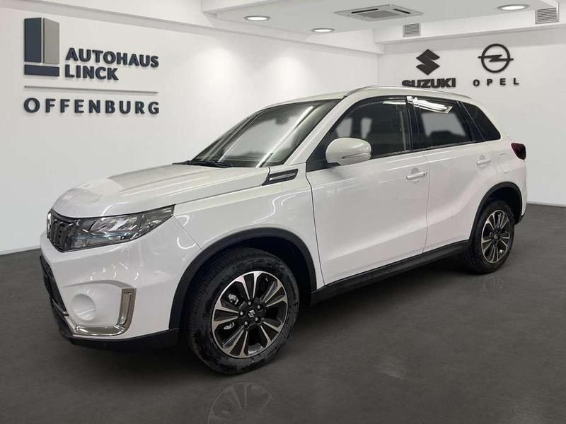 Weiß (cool white pearl metallic) Gebraucht 2024 Suzuki Vitara Comfort+ SUV | 23.988 € (Etwas zu teuer) - Bild 1/4