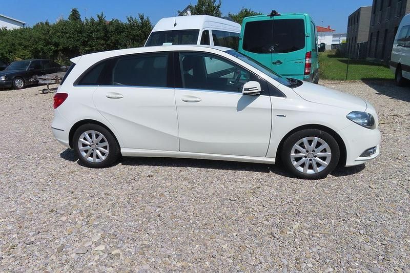 Gebraucht Mercedes B180 122 PS (89 kW) 2012 Weiß Van / Kleinbus