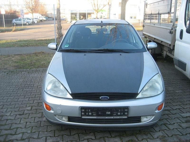 Gebraucht Ford Focus Trend 101 PS (74 kW) 1999 Silber Limousine