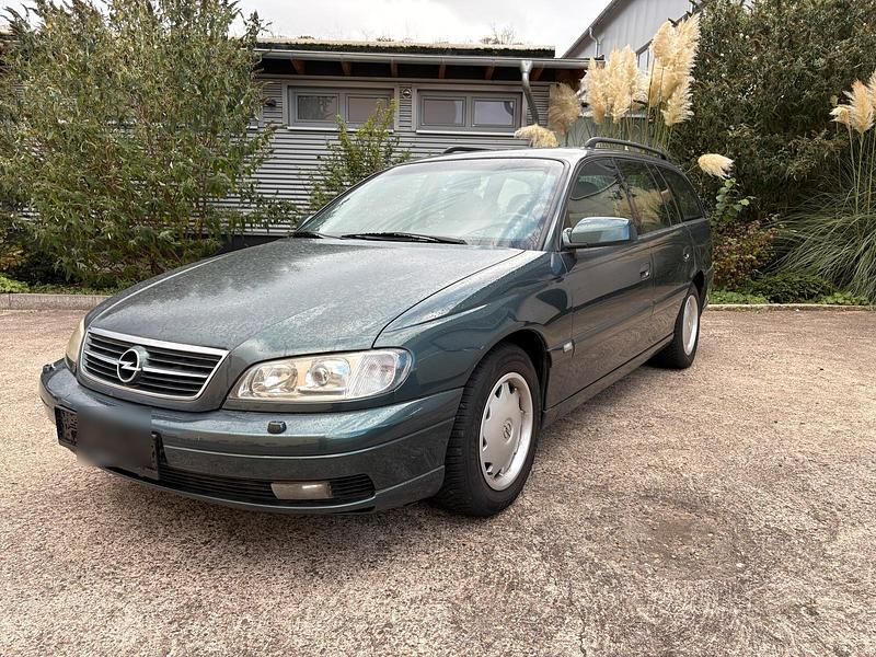 Grün Gebraucht 2000 Opel Omega Design Edition Kombi | 2.200 € - Bild 1/4