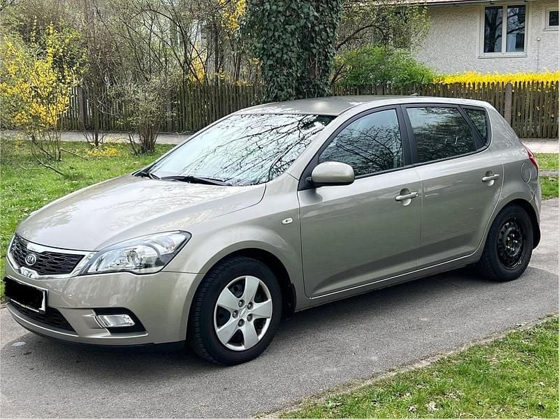 Gebraucht Kia Ceed 125 PS (91 kW) 2012 Grau Kleinwagen