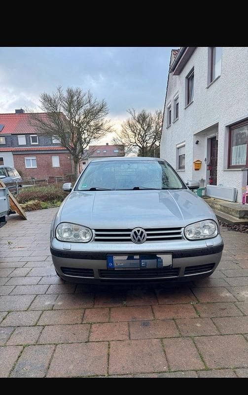 Silber Gebraucht 2002 VW Golf IV Kleinwagen | 600 € (Superpreis) - Bild 1/4