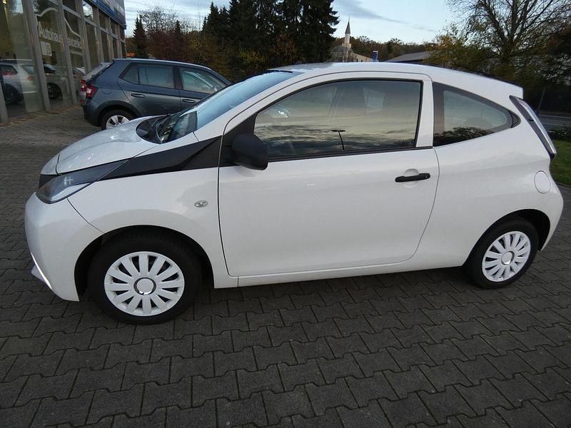 Weiß Gebraucht 2016 Toyota Aygo Kleinwagen | 5.200 € (Guter Preis) - Bild 1/4