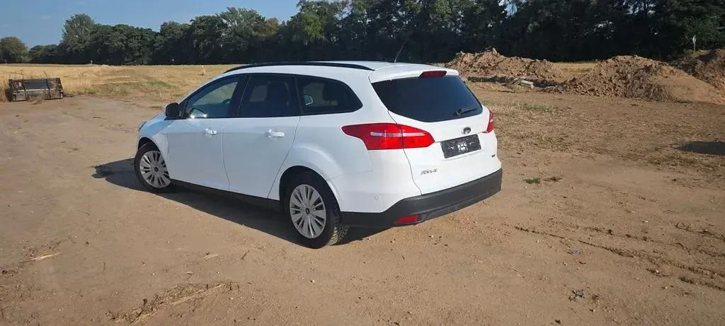 Gebraucht Ford Focus Trend 125 PS (91 kW) 2015 Weiß Limousine