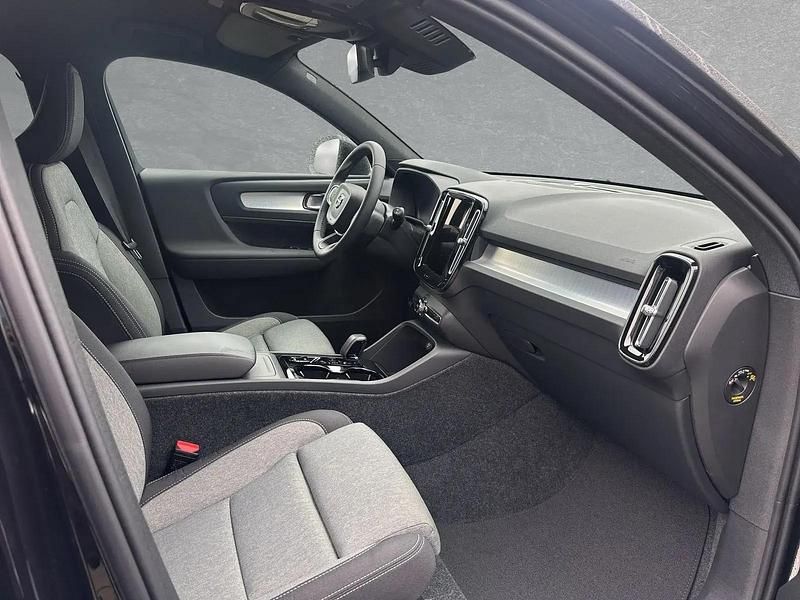 Neu Volvo XC40 Plus 163 PS (119 kW) 2025 Blau SUV