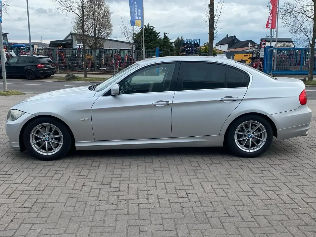 Gebraucht BMW 325 218 PS (160 kW) 2011 Grau Limousine