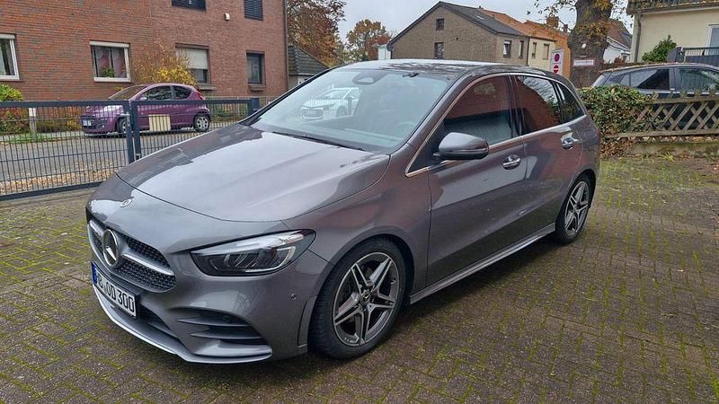 Grau Gebraucht 2023 Mercedes B180 AMG line Van / Kleinbus | 29.200 € (Fairer Preis) - Bild 1/4