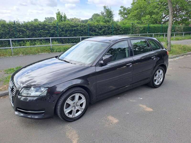 Grau Gebraucht 2011 Audi A3 Attraction Limousine | 8.200 € (Etwas zu teuer) - Bild 1/4