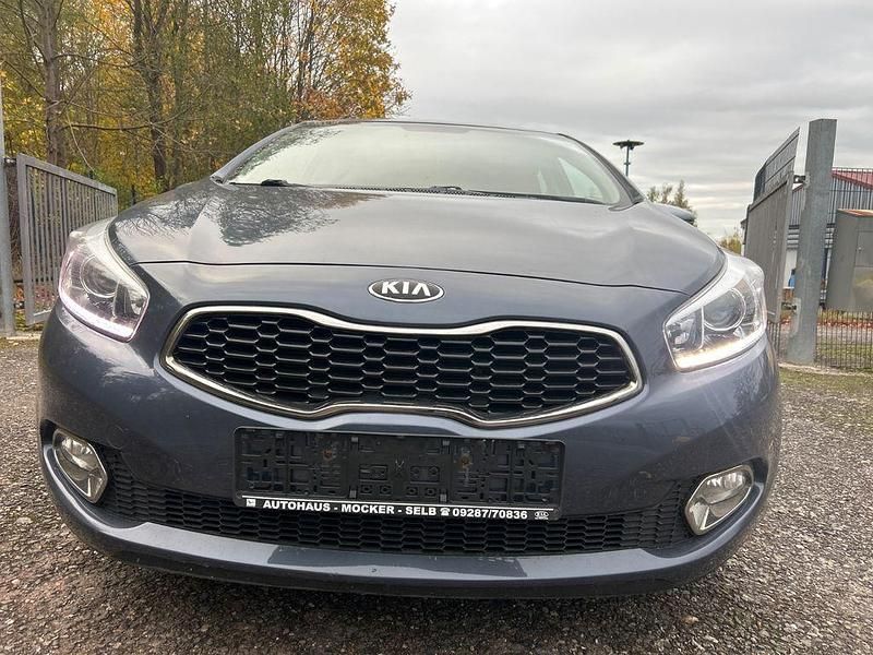 Grau Gebraucht 2013 Kia Ceed Limousine | 4.950 € (Guter Preis) - Bild 1/4