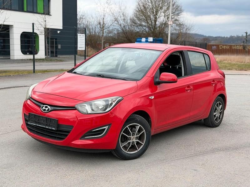 Gebraucht Hyundai i20 86 PS (63 kW) 2012 Rot Kleinwagen