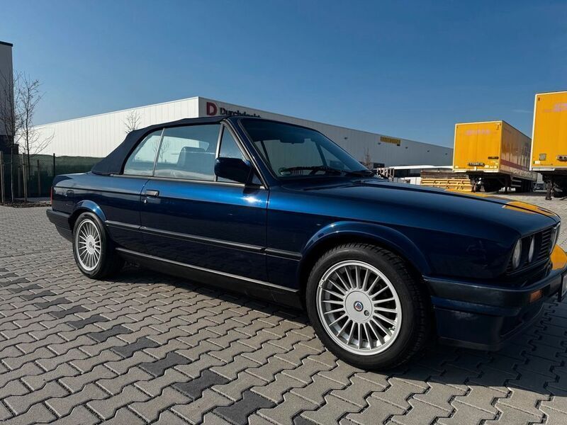 Blau Gebraucht 1991 BMW 318 Cabriolet Performance Cabrio | 17.900 € - Bild 1/4