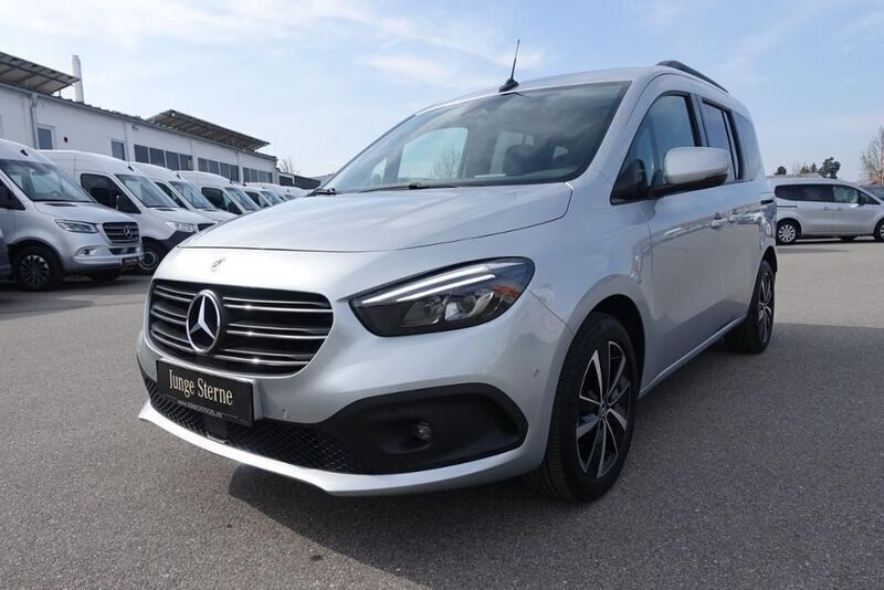 Helvinsilber metallic Gebraucht 2024 Mercedes 180 Progressive Limousine | 29.800 € (Fairer Preis) - Bild 1/4