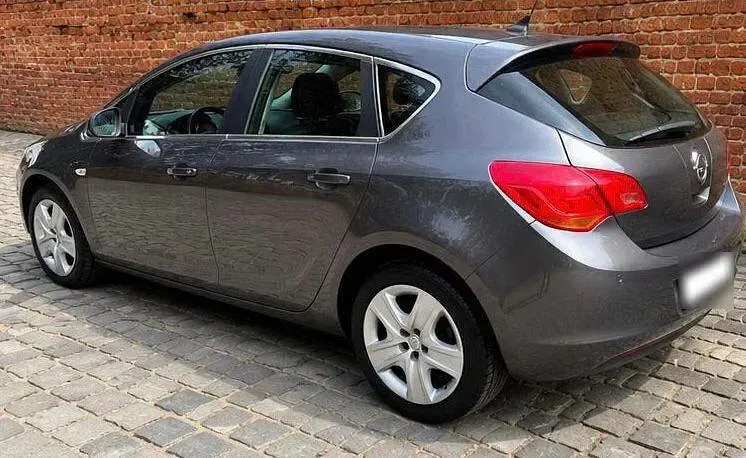 Używany Opel Astra 115 KM (84 kW) 2010 Szary Hatchback