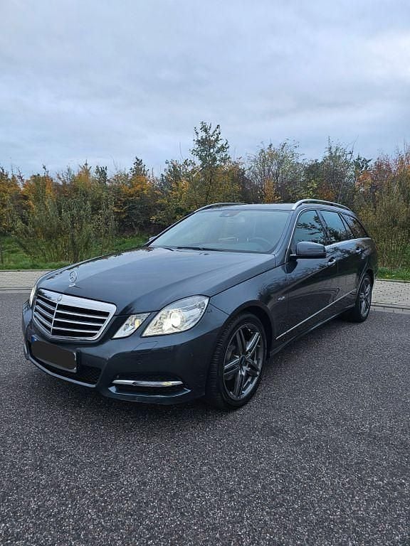 Grau Gebraucht 2011 Mercedes E200 Kombi | 11.999 € (Guter Preis) - Bild 1/4