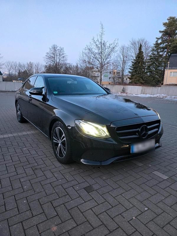 Gebraucht Mercedes E220 194 PS (142 kW) 2019 Schwarz Limousine