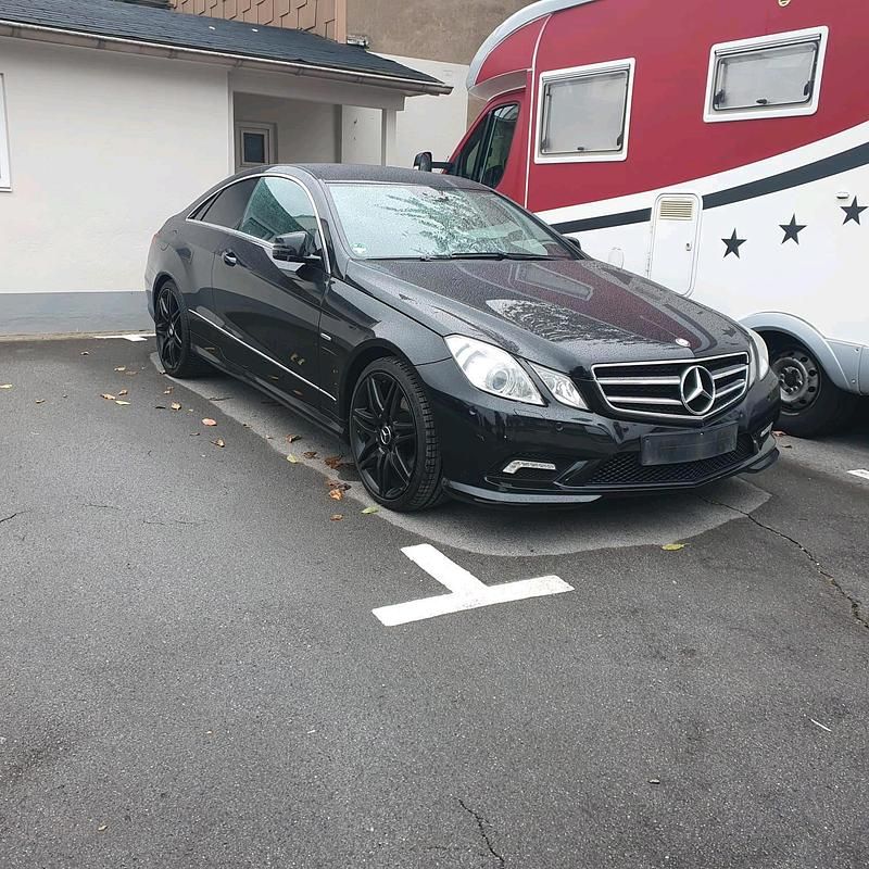 Schwarz Gebraucht 2011 Mercedes E350 AMG Coupé | 9.350 € (Superpreis) - Bild 1/4