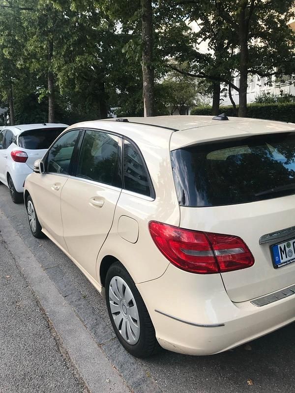 Beige Gebraucht 2013 Mercedes B180 Van / Kleinbus | 9.500 € - Bild 1/4