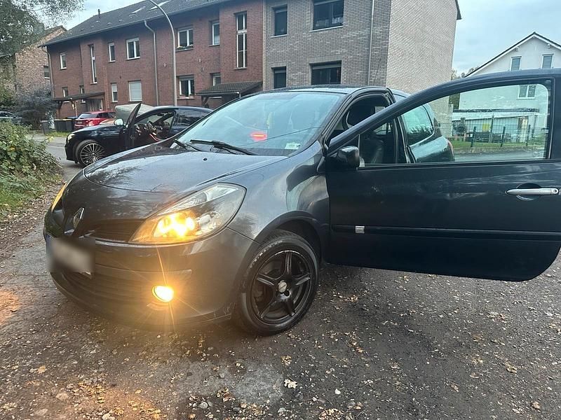 Andere farben Gebraucht 2006 Renault Clio III Kleinwagen | 750 € - Bild 1/4