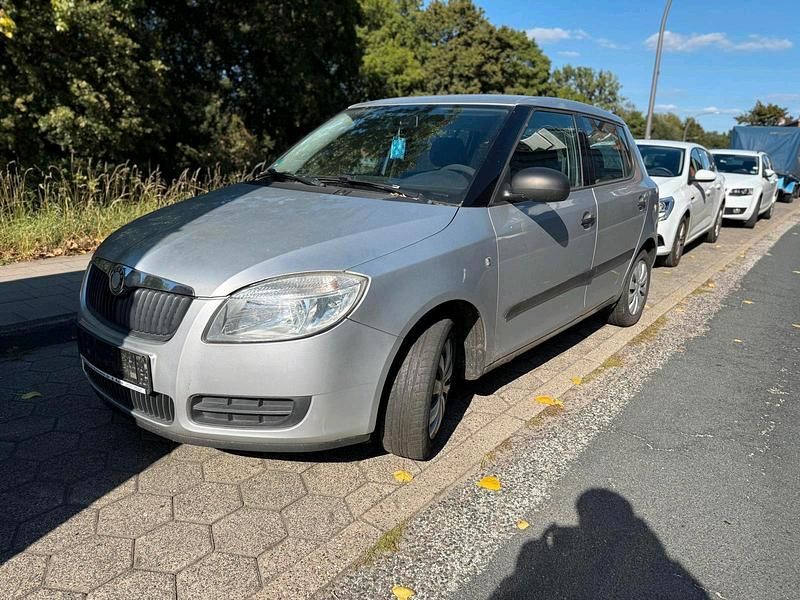 Silber Gebraucht 2011 Skoda Fabia Limousine | 800 € (Superpreis) - Bild 1/4