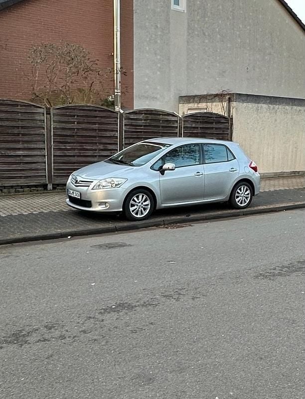 Grau Gebraucht 2010 Toyota Auris Kleinwagen | 5.500 € (Fairer Preis) - Bild 1/4