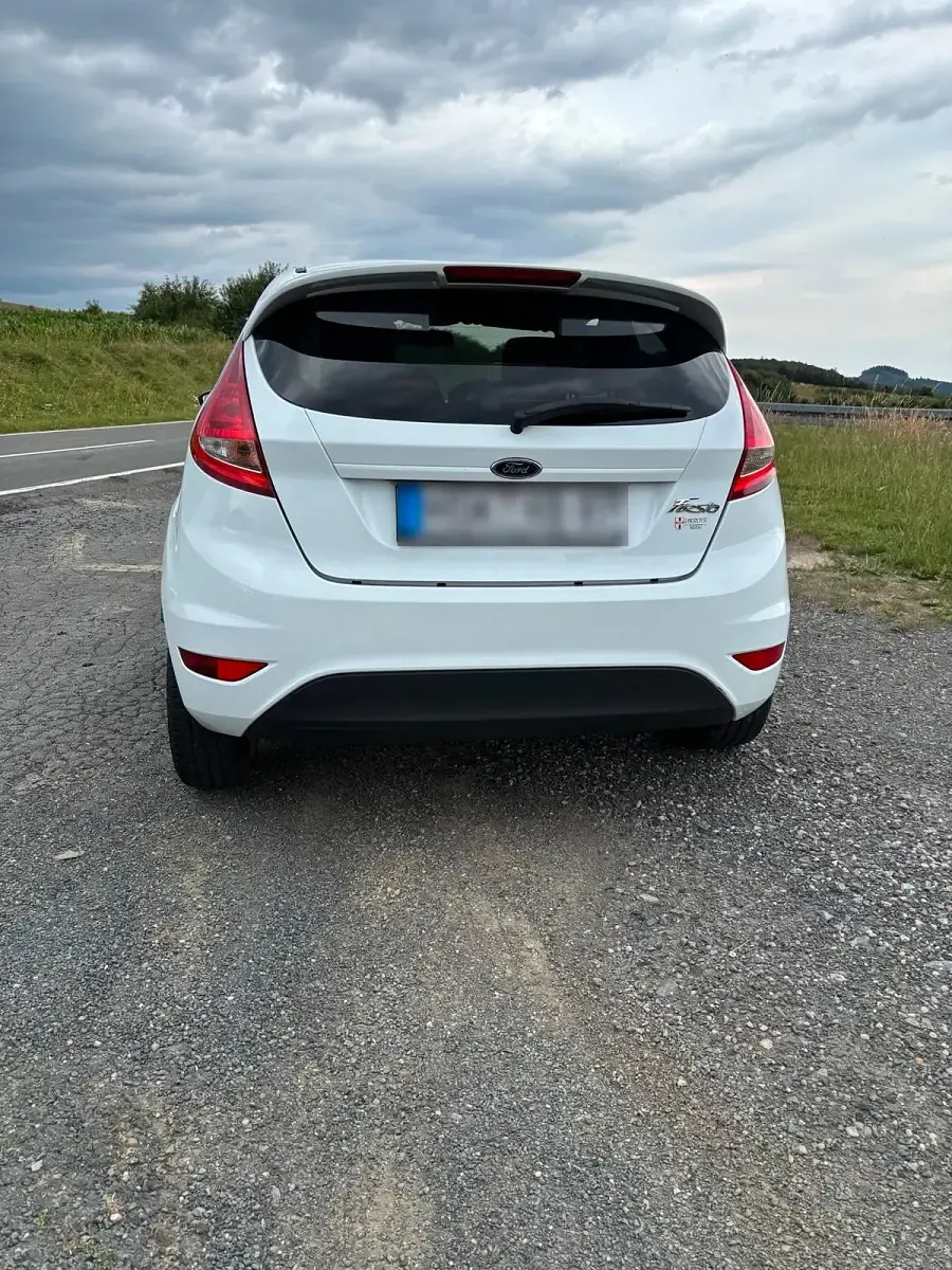 Gebraucht Ford Fiesta 81 PS (59 kW) 2009 Weiß Kleinwagen