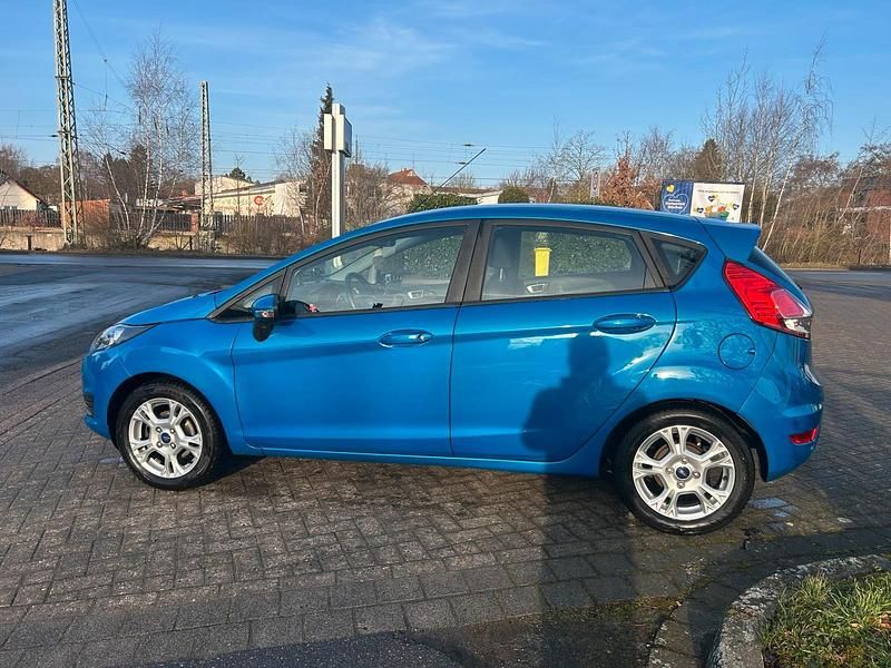 Gebraucht Ford Fiesta 101 PS (74 kW) 2013 Blau Kleinwagen