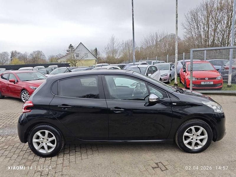 Gebraucht Peugeot 208 Active 82 PS (60 kW) 2015 Schwarz Kleinwagen