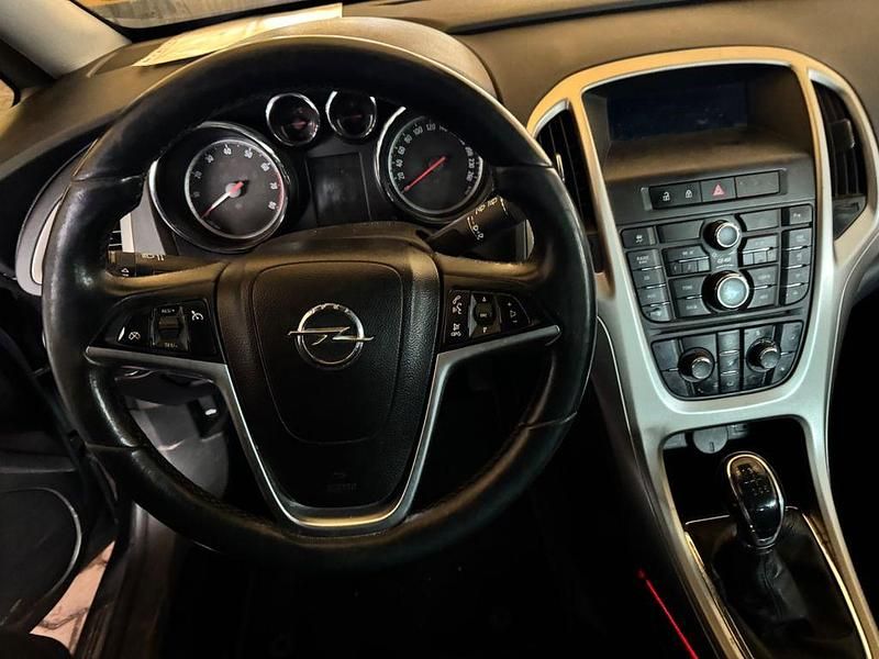 Gebraucht Opel Astra Edition 140 PS (102 kW) 2010 Grau Kombi