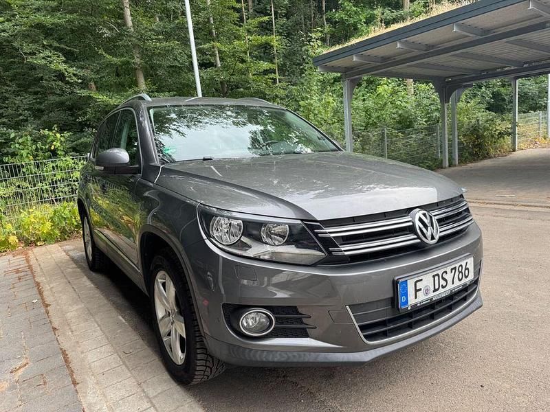Grau Gebraucht 2013 VW Tiguan Sportline SUV | 9.111 € (Superpreis) - Bild 1/4