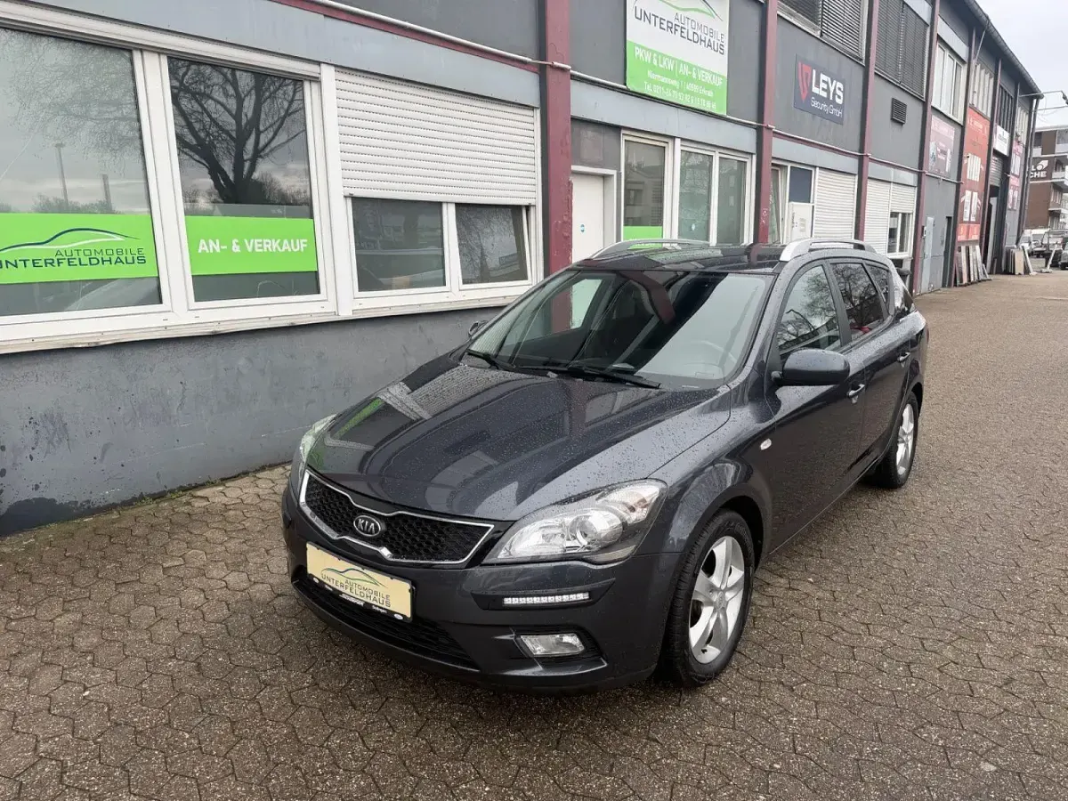 Używany Kia Ceed 90 KM (66 kW) 2012 Szary Hatchback