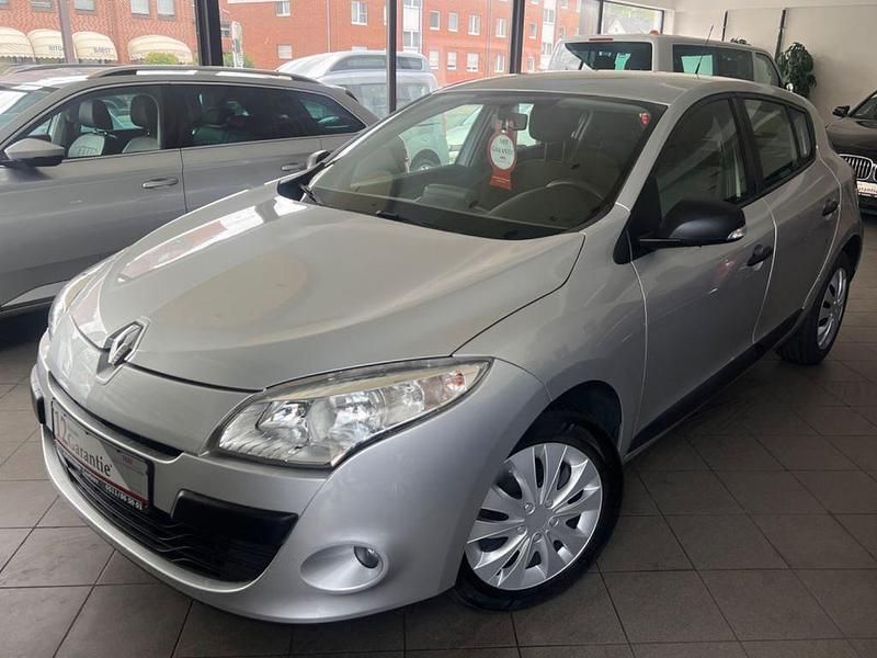 Grau Gebraucht 2011 Renault Mégane III Limousine | 5.990 € (Etwas zu teuer) - Bild 1/4
