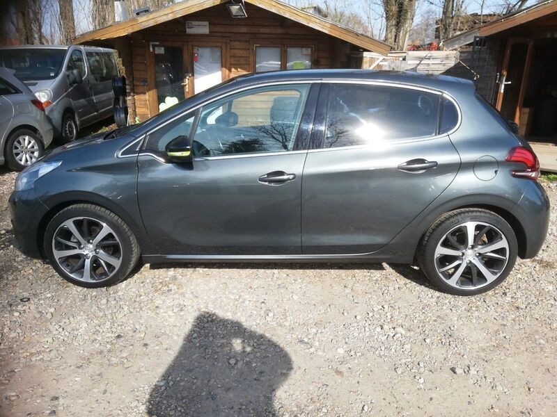 Gebraucht Peugeot 208 Allure 110 PS (80 kW) 2017 Grau Kleinwagen