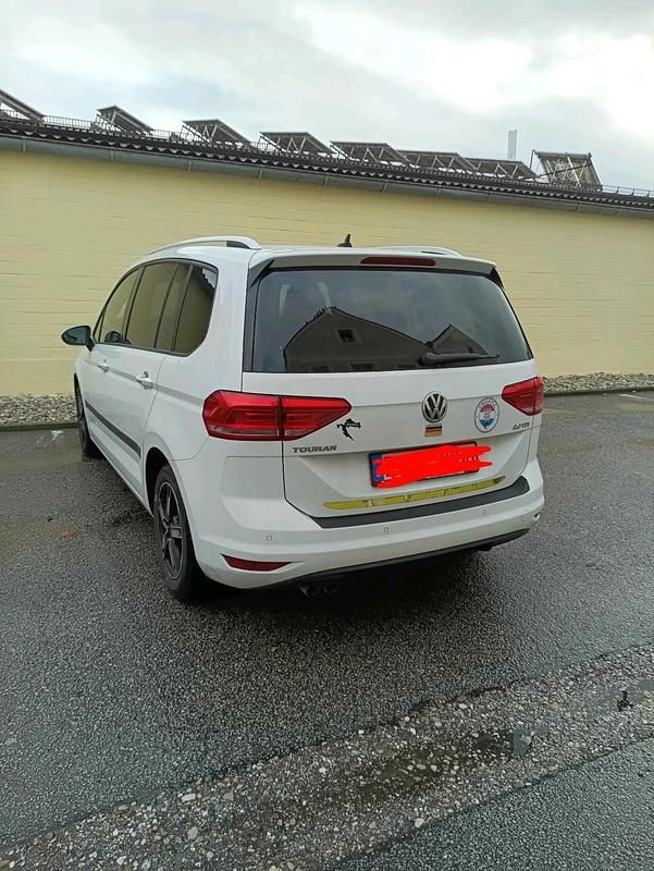 Weiß Gebraucht 2017 VW Touran Comfortline Van / Kleinbus | 18.999 € (Teuer) - Bild 1/4