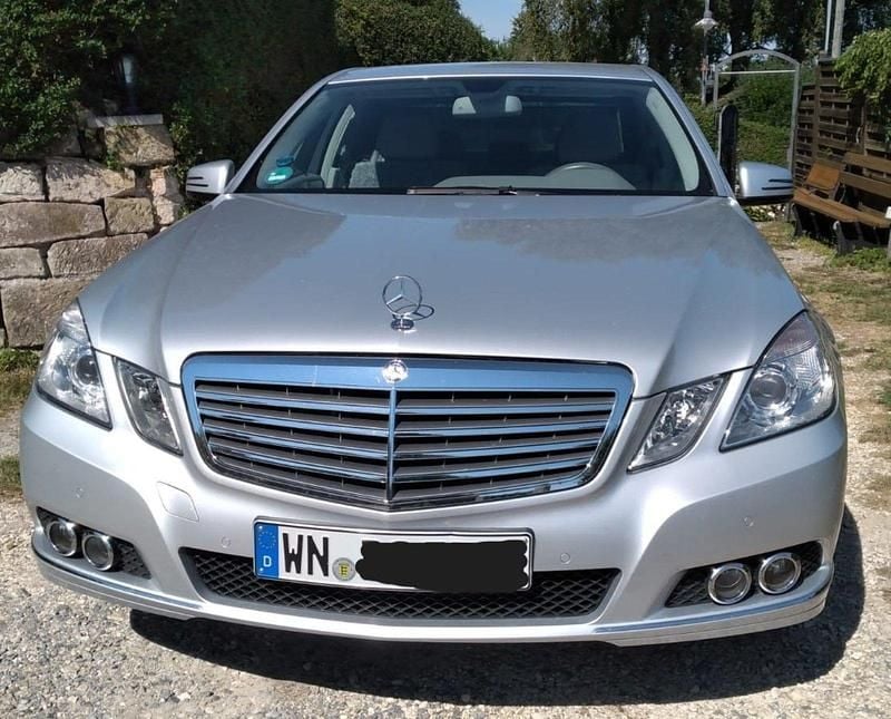 Silber Gebraucht 2009 Mercedes E250 Elegance Limousine | 13.900 € (Fairer Preis) - Bild 1/4