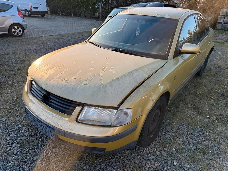 Gebraucht VW Passat 100 PS (73 kW) 1998 Gold Limousine