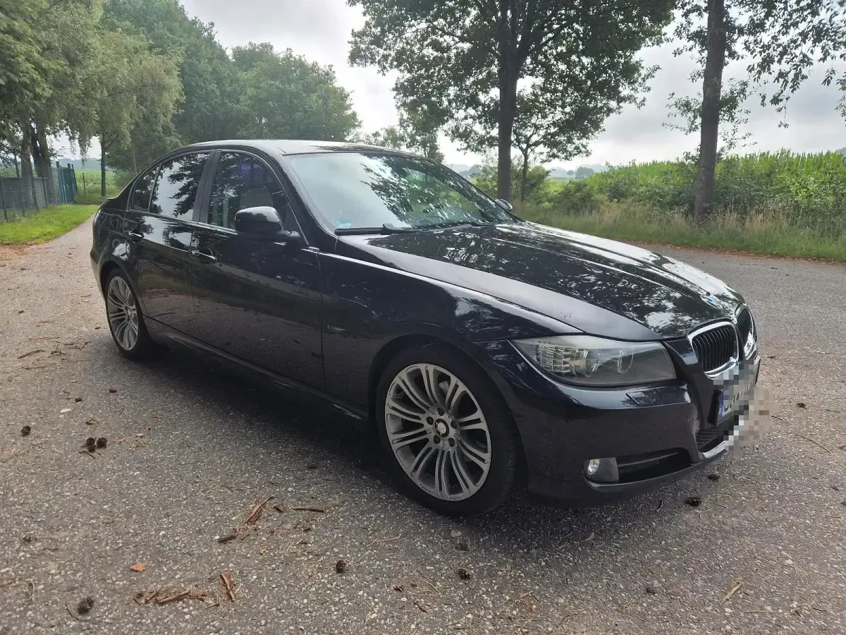 Gebraucht BMW 320 177 PS (130 kW) 2009 Schwarz Limousine