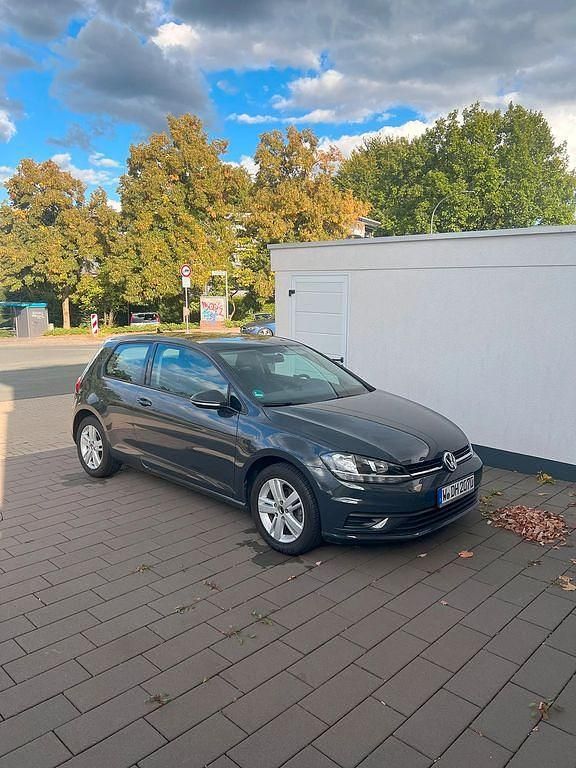 Grau Gebraucht 2018 VW Golf VII Trendline Limousine | 9.990 € (Superpreis) - Bild 1/4