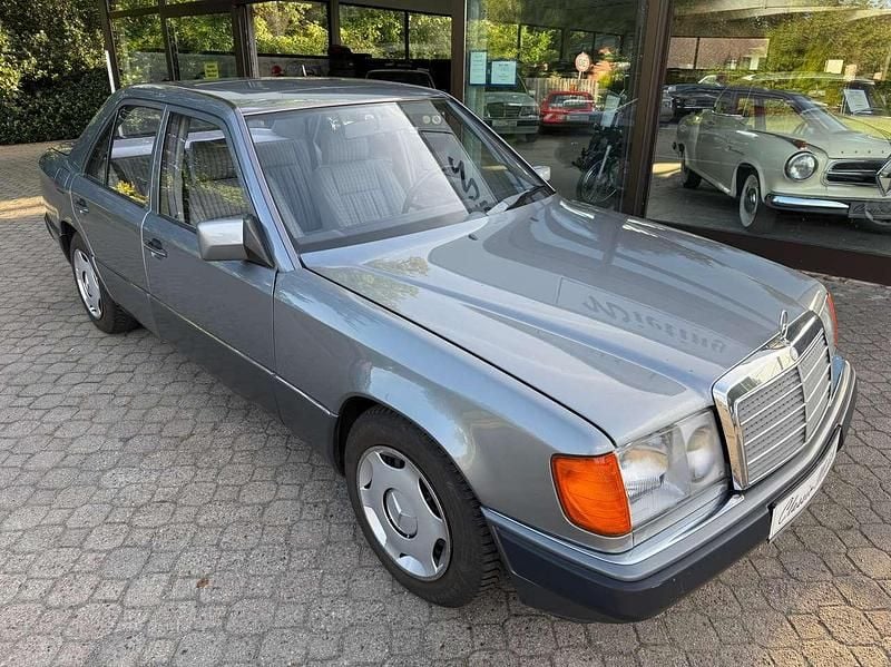 Grau Gebraucht 1990 Mercedes E200 Limousine | 4.800 € - Bild 1/4