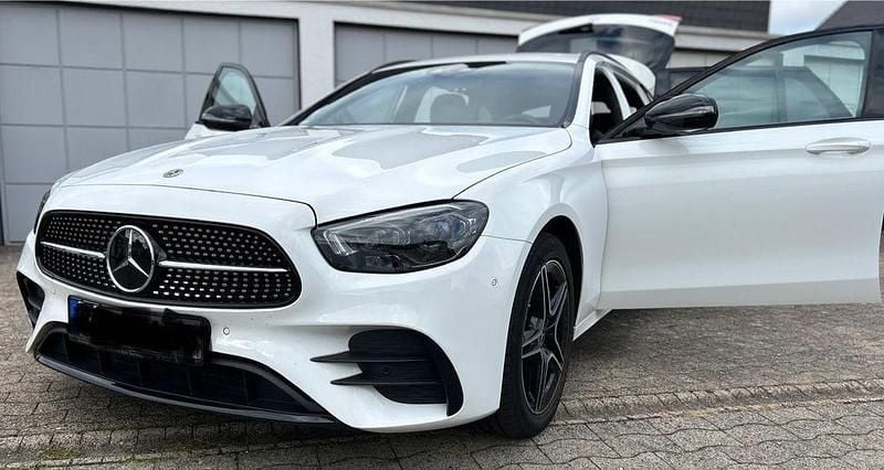 Weiß Gebraucht 2022 Mercedes E300 AMG Limousine | 33.799 € (Guter Preis) - Bild 1/4