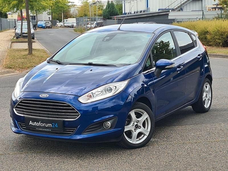 Blau Gebraucht 2015 Ford Fiesta Titanium Kleinwagen | 9.799 € (Fairer Preis) - Bild 1/4