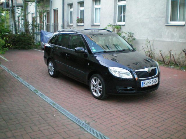 Schwarz metallic Gebraucht 2008 Skoda Fabia Kombi | 9.990 € - Bild 1/3