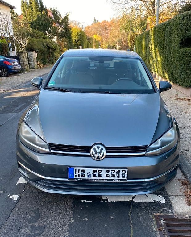 Grau Gebraucht 2017 VW Golf VII Comfortline Limousine | 12.900 € (Fairer Preis) - Bild 1/4