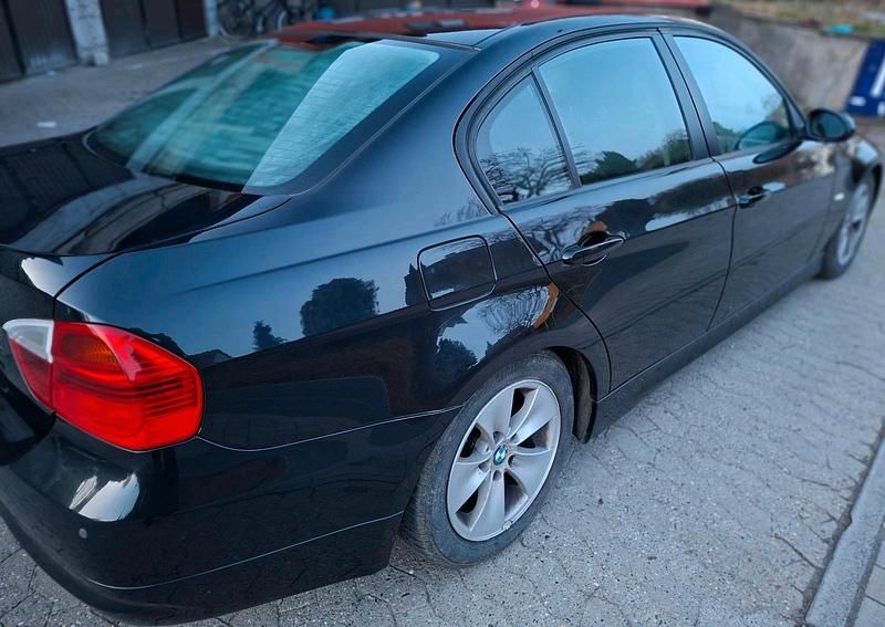 Gebraucht BMW 320 177 PS (130 kW) 2007 Schwarz Limousine