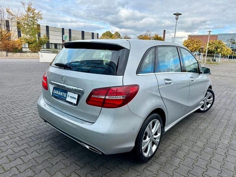 Gebraucht Mercedes B180 122 PS (89 kW) 2015 Silber Van / Kleinbus