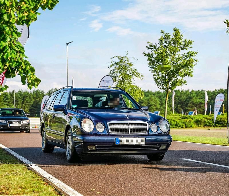Blau Gebraucht 1999 Mercedes E200 Classic Kombi | 3.250 € (Teuer) - Bild 1/4